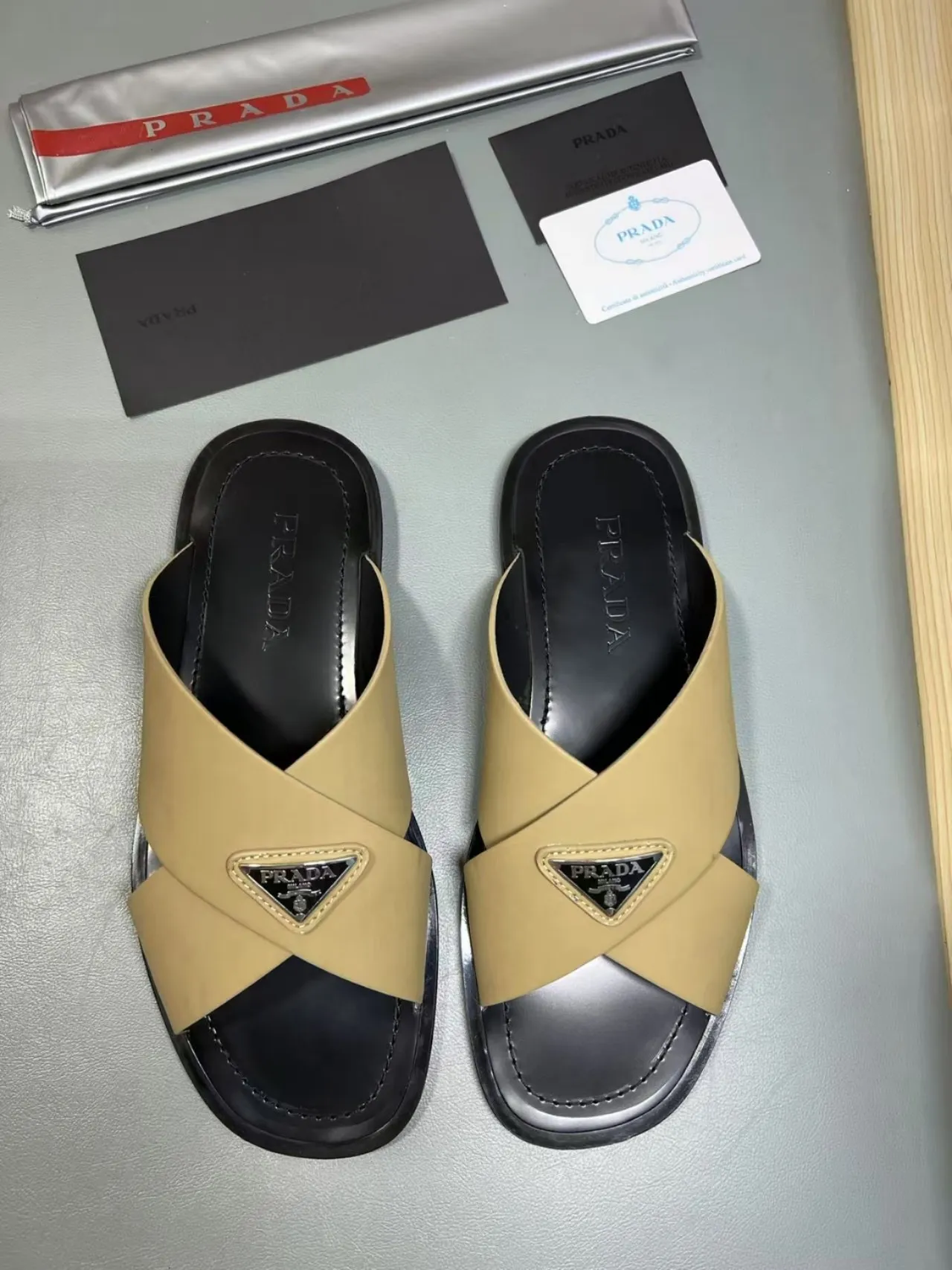340💰PRADA Prada’s latest slippers are synchronized with the official website. This slipper is made of the brand’s unique and iconic Saffiano leather. The brand logo jumps out from the double straps, and the brand style is clearly visible. Cowhide gives men elegant charm and functional design, making it an ideal choice for vacation and leisure. Size:38-45